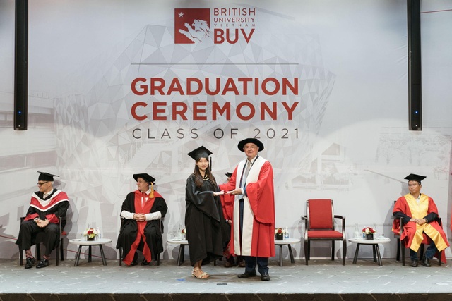 Hạnh phúc, xúc động với những khoảnh khắc ấn tượng trong lễ tốt nghiệp đặc biệt của sinh viên BUV - Ảnh 5.