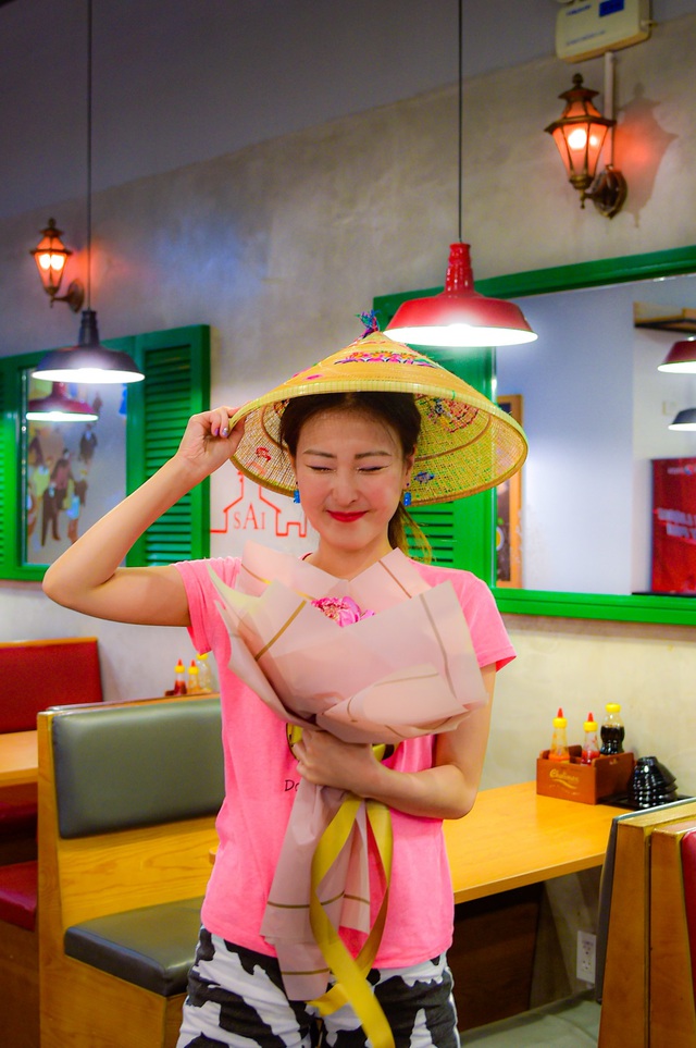 NÓNG! Bắt gặp Miss Grand Hong Kong Sen Yang ở một TTTM: Chơi bowling lầy lội hết nấc, thả dáng cực “tấu hài” với dàn khủng long xịn xò - Ảnh 10.
