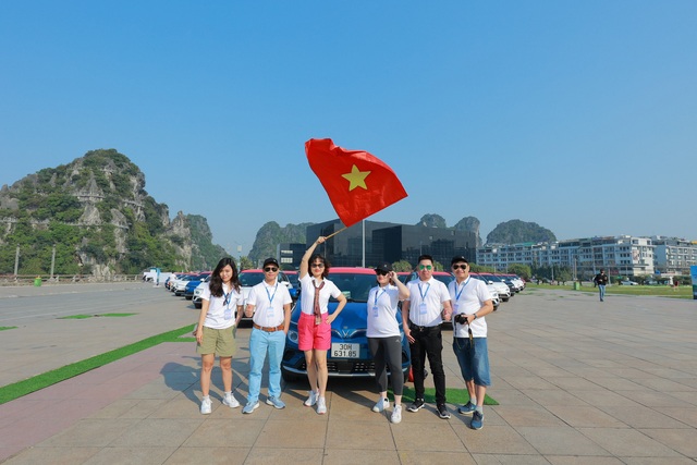 Dàn sao Việt phấn khích với caravan ô tô điện kỷ lục Việt Nam - Ảnh 2.