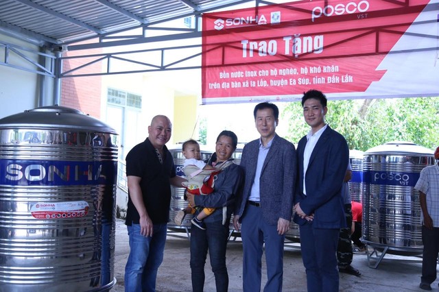 Trao tặng bồn từ thiện cho hộ nghèo tại Đắk Lắk và Quảng Nam - Ảnh 1.