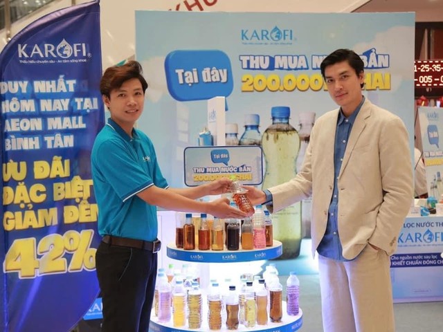 Hoa hậu Đỗ Thị Hà, người mẫu Trần Quang Đại nô nức đi bán chai nước bẩn giá trị… 200 nghìn - Ảnh 2.