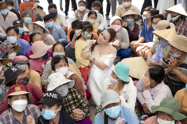 Hoa hậu Bùi Thị Hà mừng sinh nhật cùng 500 bà con có hoàn cảnh khó khăn - Ảnh 2.