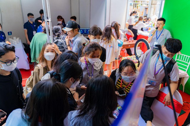 Vừa được việc vừa nhận quà khủng - Sinh viên hào hứng tại HUFLIT Job Fair 2022 - Ảnh 1.