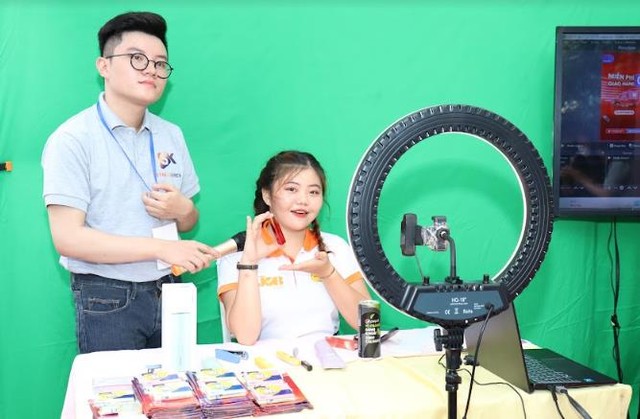 Vừa được việc vừa nhận quà khủng - Sinh viên hào hứng tại HUFLIT Job Fair 2022 - Ảnh 4.