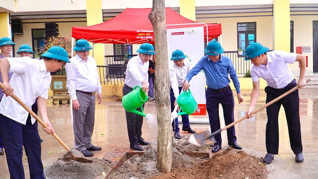 Agribank bàn giao công trình trường học 05 tỷ đồng tại Bắc Giang - Ảnh 4.
