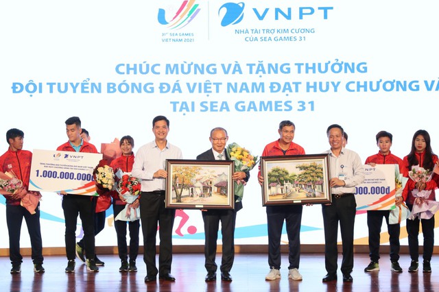 Tập đoàn VNPT thưởng “nóng” 2 tỷ đồng cho đội tuyển bóng đá Việt Nam - Ảnh 1.
