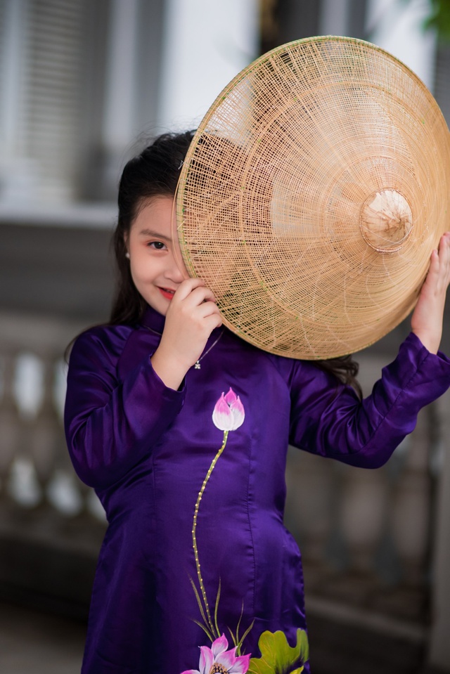 Mẫu nhí Annie Phương Anh hóa “Nàng Thơ Xứ Huế trong tà áo dài đẹp mơ màng dưới mọi góc ảnh - Ảnh 1.