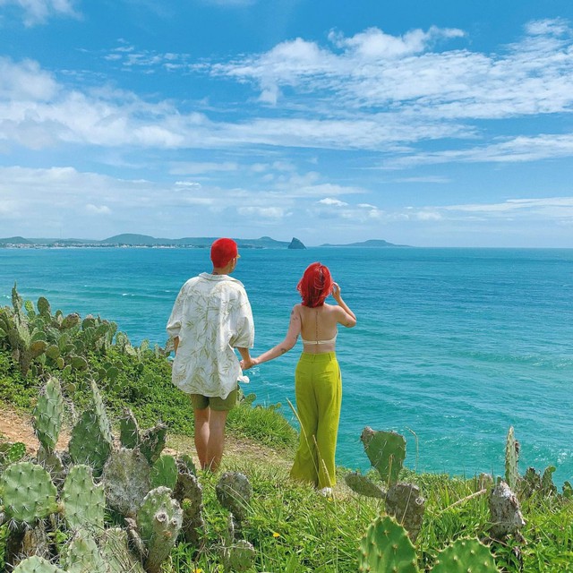 Bộ ảnh check-in của cặp đôi “đầu đỏ giữa biển xanh” nổi nhất MXH hiện nay, concept du lịch lý tưởng hè này! - Ảnh 2.
