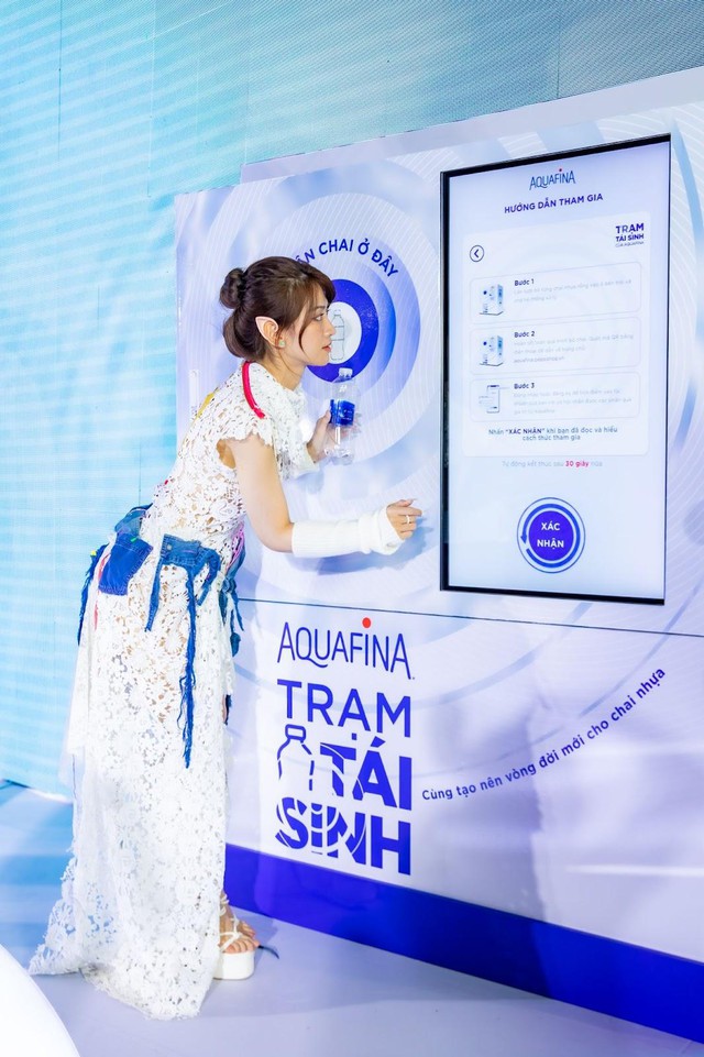 Cận cảnh Trạm Tái Sinh Aquafina - điểm check-in “nóng” nhất Tuần lễ thời trang Quốc tế Việt Nam Xuân Hè 2022 - Ảnh 4.