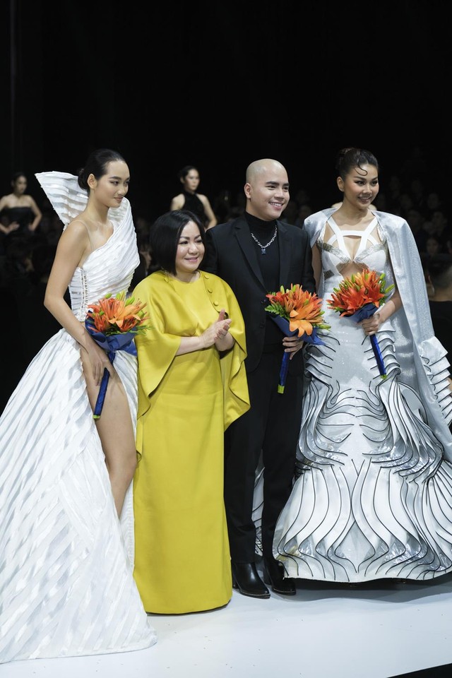 Cận cảnh Trạm Tái Sinh Aquafina - điểm check-in “nóng” nhất Tuần lễ thời trang Quốc tế Việt Nam Xuân Hè 2022 - Ảnh 5.