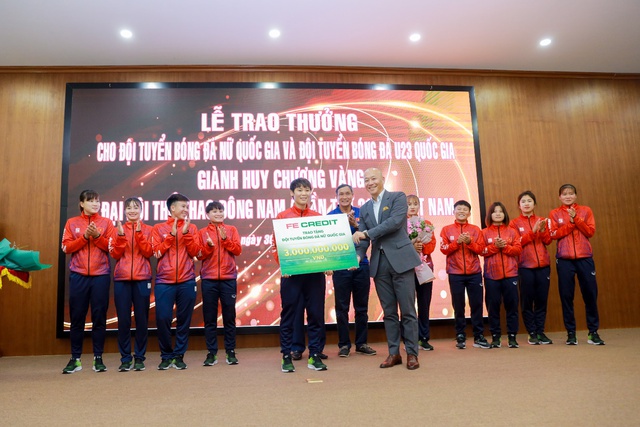 Đội tuyển bóng đá nữ Việt Nam tiếp nhận phần thưởng 3 tỷ đồng từ FE Credit - Ảnh 1.