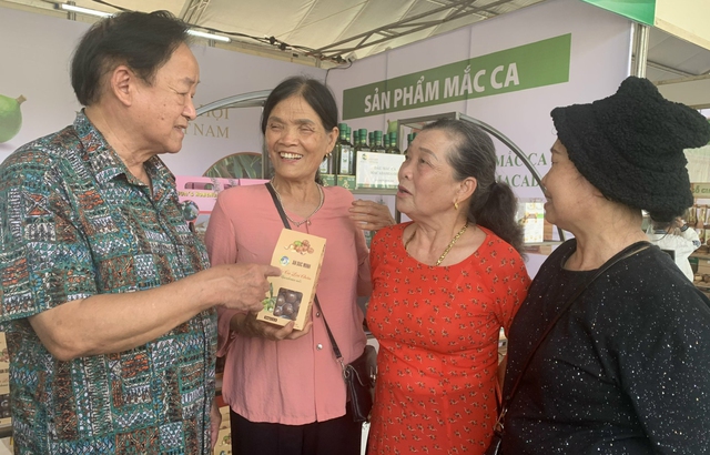 ‘Nữ hoàng quả khô’ mắc ca ‘hút khách’ ở festival trái cây vùng Tây Bắc - Ảnh 2.