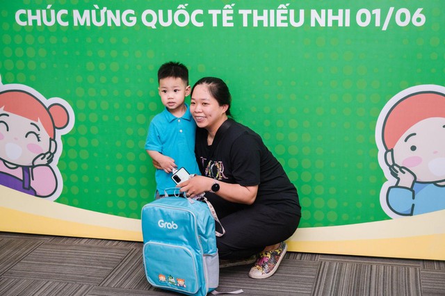 Xúc động nhận quà 1/6, các “công dân nhí” tự hào khi là con của đối tác Grab - Ảnh 3.