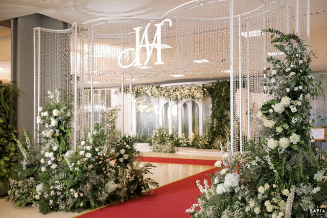 Toàn cảnh đám cưới lộng lẫy của cặp đôi rich kid xứ Hà thành: Từ 100% hoa tươi đến váy cưới đính đá quý sang trọng - Ảnh 2.