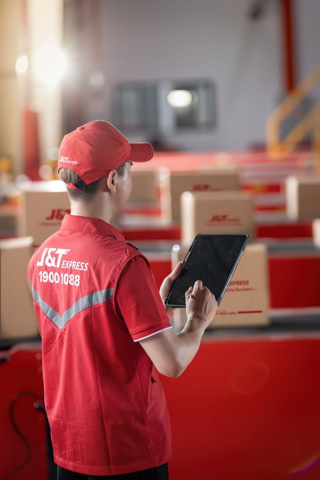 Bạn có từng thắc mắc: Một gói hàng đi từ shop đến tay mình cần qua bao nhiêu bước? - Ảnh 1. Bạn có từng thắc mắc: Một gói hàng đi từ shop đến tay mình cần qua bao nhiêu bước? - Ảnh 1.