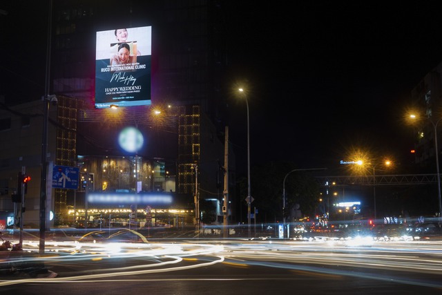Billboard khắp Sài Gòn xuất hiện lời chúc phúc cho đám cưới của Minh Hằng - Ảnh 1.
