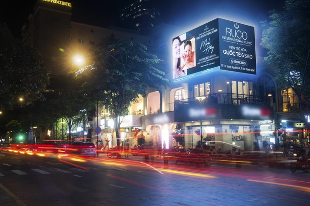 Billboard khắp Sài Gòn xuất hiện lời chúc phúc cho đám cưới của Minh Hằng - Ảnh 2.
