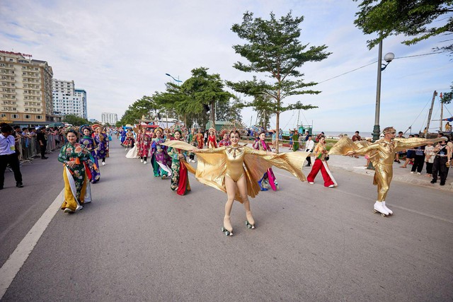 Rực rỡ sắc màu tại Lễ hội Carnival Sầm Sơn 2022 - Ảnh 1.