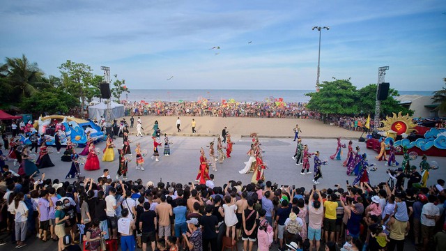 Rực rỡ sắc màu tại Lễ hội Carnival Sầm Sơn 2022 - Ảnh 7.