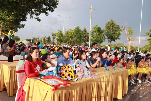 Phuc An Asuka welcomes nearly 2,000 children and parents on International Children's Day - Photo 1.
