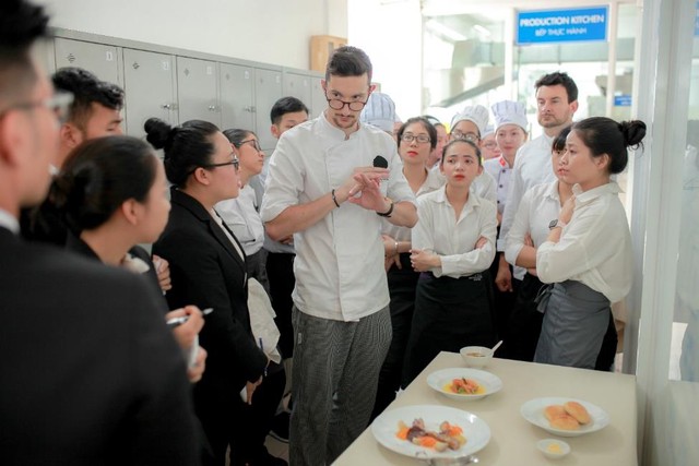 Sinh viên Cergy Paris - HUTECH trải nghiệm ẩm thực quốc tế cùng đầu bếp Brazil danh tiếng - Ảnh 5.