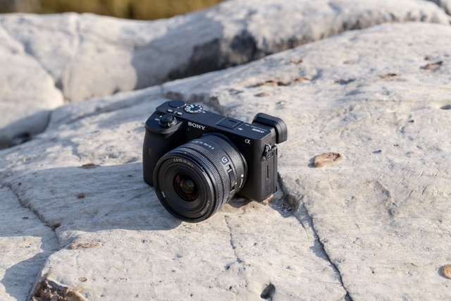 Sony ra mắt bộ ba ống kính góc rộng ngàm E dành cho máy ảnh cảm biến APS-C: PZ 10-20mm F4 G, E 15mm F1.4 G và E 11mm F1.8 - Ảnh 1.