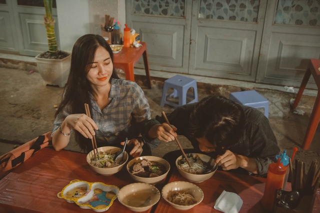 Hủ tiếu lề đường, một món ăn đậm chất Sài Gòn. Bức ảnh này sẽ giúp bạn tìm hiểu thêm về cách làm món ăn này và tìm ra các quán ngon nhất để thưởng thức. Hãy cùng nhau khám phá hương vị đậm đà và thơm ngon của hủ tiếu.