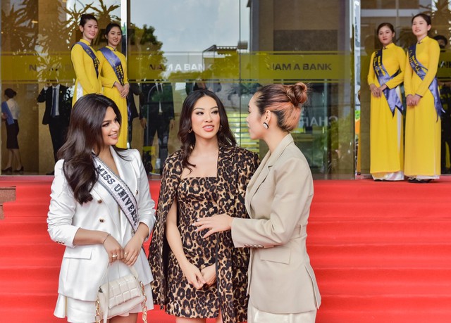 Hoa hậu Hoàn vũ 2021 đến Việt Nam, tham quan Nam A Bank - Ảnh 3.