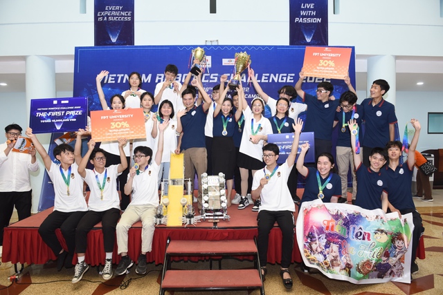 Học sinh 41 trường THPT thi đấu Robot cực gay cấn tại vòng chung kết Vietnam Robotics Challenge - Ảnh 1.