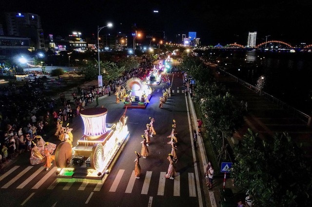Carnival đường phố Sun Fest thắp sáng Đà Nẵng đêm cuối tuần - Ảnh 1.