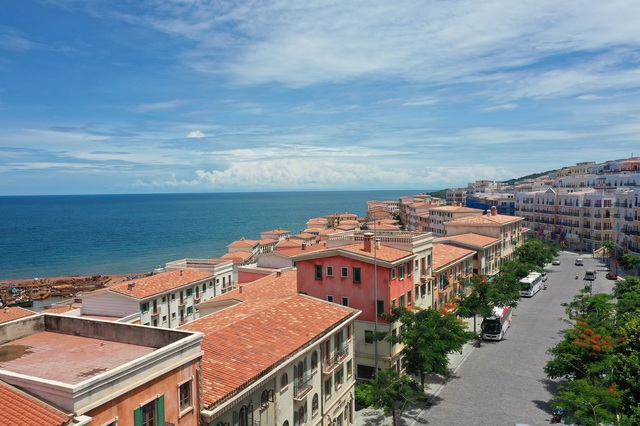 Thị trấn Địa Trung Hải : Sức sống mới cuốn hút du khách và nhà đầu tư - Ảnh 2.