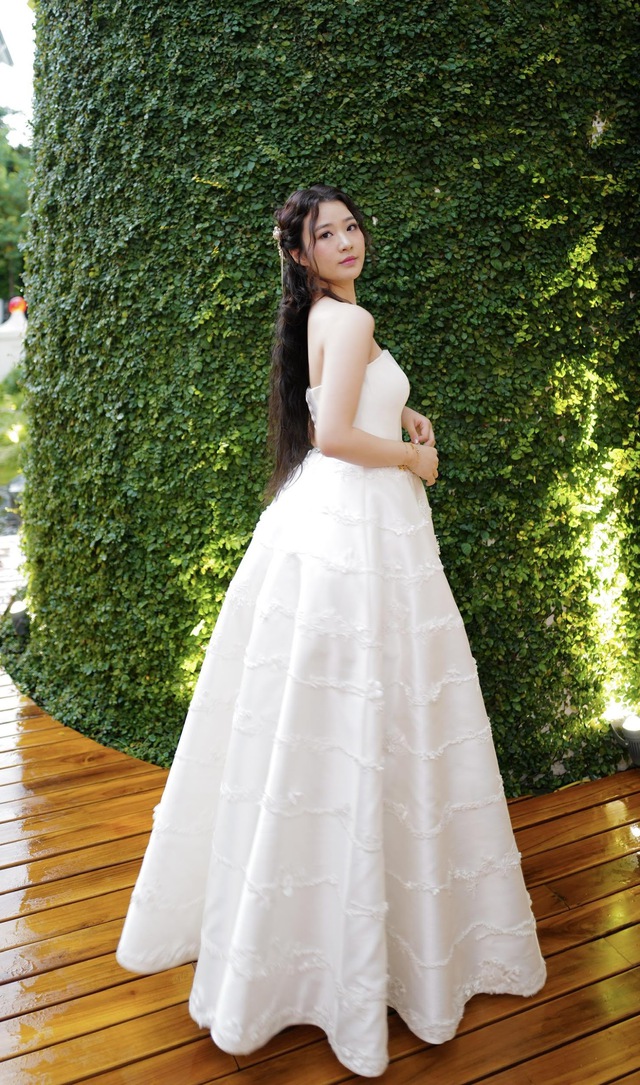 Ngắm nhan sắc dịu dàng của hot TikToker Victoria Trần - Prom Queen của UNIS Hà Nội - Ảnh 1.