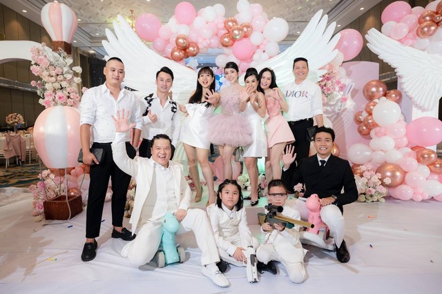 Tiệc thôi nôi cực đặc biệt: Nhà vô địch SEA Games Nguyễn Trần Duy Nhất tặng HCV cho con gái nuôi, có nhiều gương mặt nổi tiếng - Ảnh 1.