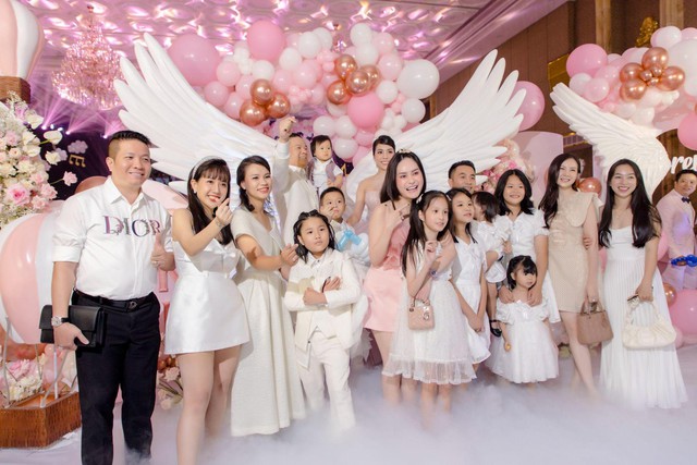 Tiệc thôi nôi cực đặc biệt: Nhà vô địch SEA Games Nguyễn Trần Duy Nhất tặng HCV cho con gái nuôi, có nhiều gương mặt nổi tiếng - Ảnh 2.