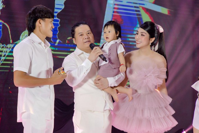 Tiệc thôi nôi cực đặc biệt: Nhà vô địch SEA Games Nguyễn Trần Duy Nhất tặng HCV cho con gái nuôi Sửu Nhi Do Re Mi - Ảnh 6.