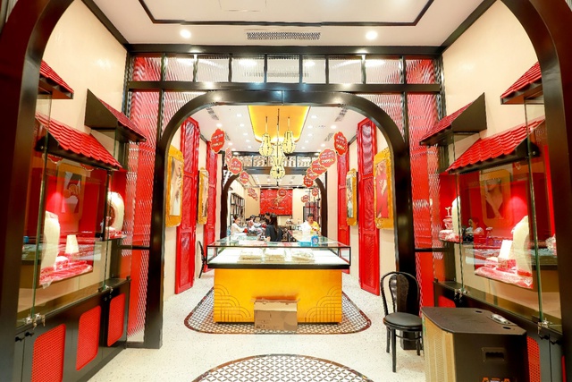 Jubilantly opening Bao Tin Manh Hai store at 