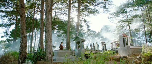 Đạo diễn “Kẻ Đào Mồ”: “Chọn bối cảnh nghĩa trang, tôi xác định đối mặt với chuyện tâm linh khó lý giải” - Ảnh 2.
