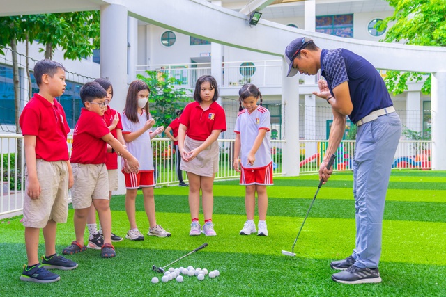 Học sinh trường quốc tế học làm golf thủ, khám phá kỷ Jura - Ảnh 2.