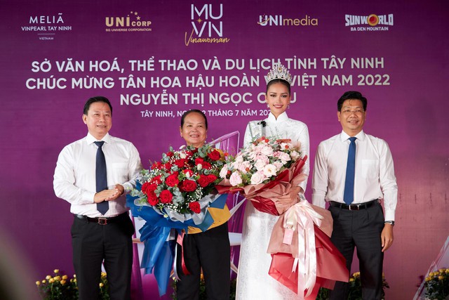 Hoa hậu Ngọc Châu rạng rỡ đạp xe, thăm núi Bà Đen khi trở về Tây Ninh - Ảnh 3.