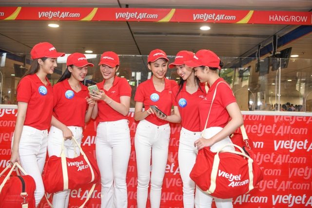 Top 38 Miss World Vietnam 2022 khoe sắc, bất ngờ đổ bộ sân bay - Ảnh 3.