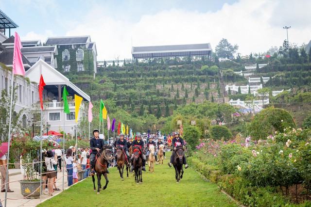Vó ngựa trên mây lần thứ 5 thổi bùng không khí lễ hội Tây Bắc tại Sun World Fansipan Legend - Ảnh 4.