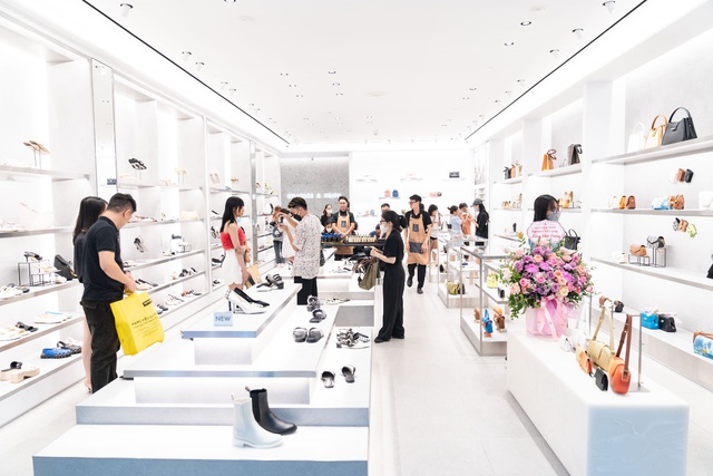 Trải nghiệm mua sắm &ldquo;thơm v&agrave; đẹp&rdquo; tại sự kiện khai trương CHARLES & KEITH Vincom B&agrave; Triệu - Ảnh 5.
