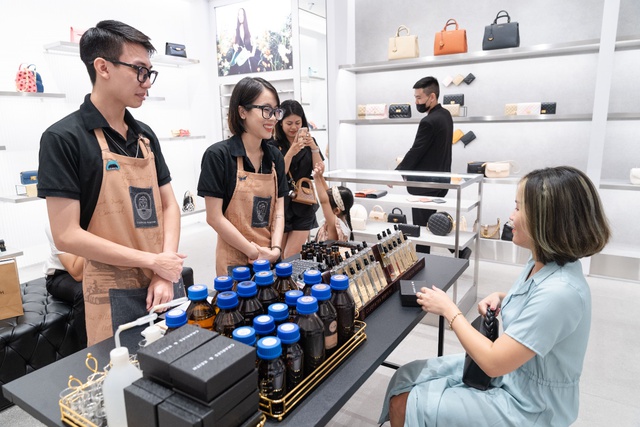 Trải nghiệm mua sắm &ldquo;thơm v&agrave; đẹp&rdquo; tại sự kiện khai trương CHARLES & KEITH Vincom B&agrave; Triệu - Ảnh 8.