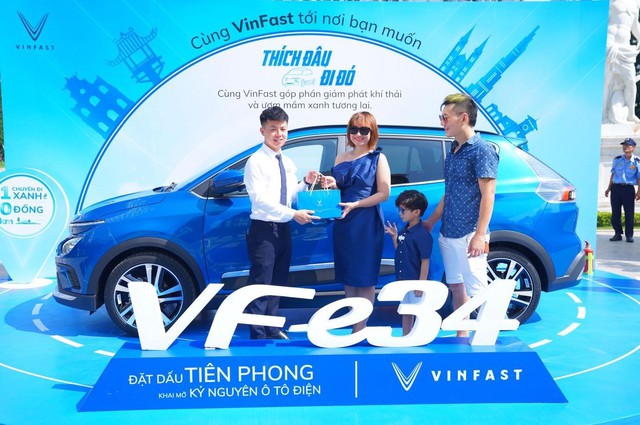 Đến Vincom chơi, được VinFast VF e34 đưa về nhà miễn phí - Ảnh 1.