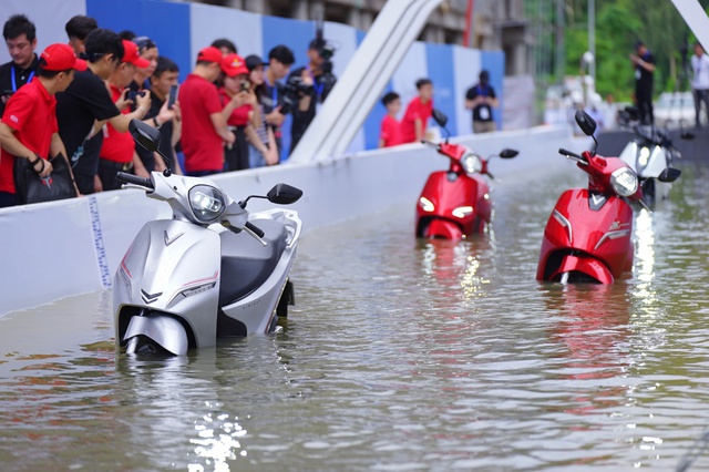 Mùa mưa bão đến gần, xe máy điện VinFast “có giá” nhờ khả năng vượt đường ngập nước - Ảnh 2.