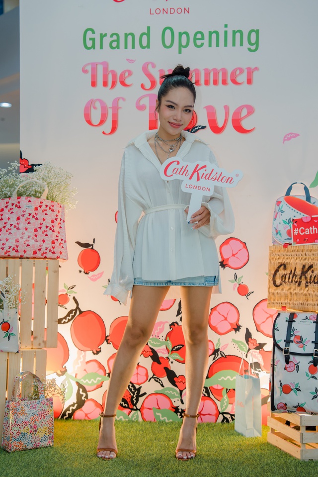 Khai trương cửa hàng thứ 6 tại Việt Nam, Cath Kidston khiến giới trẻ mê mẩn bởi BST mùa hè 2022 quá rực rỡ với họa tiết trái lựu - Ảnh 3.