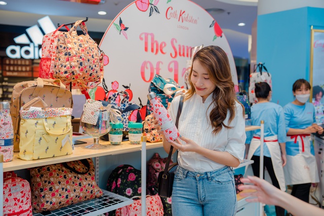 Khai trương cửa hàng thứ 6 tại Việt Nam, Cath Kidston khiến giới trẻ mê mẩn bởi BST mùa hè 2022 quá rực rỡ với họa tiết trái lựu - Ảnh 7.