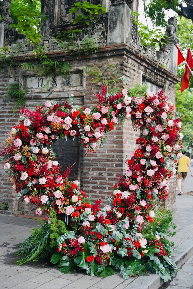 Hàng trăm nghìn hoa sen nở khắp phố Hà Nội không thể ấn tượng hơn trong mùa lễ Vu Lan - Ảnh 1.