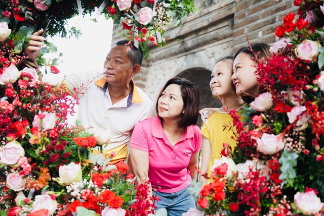 Hàng trăm nghìn hoa sen nở khắp phố Hà Nội không thể ấn tượng hơn trong mùa lễ Vu Lan - Ảnh 4.