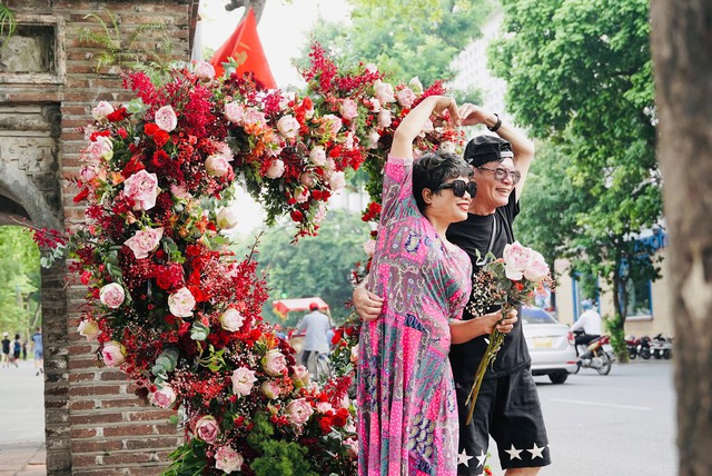 Hàng trăm nghìn hoa sen nở khắp phố Hà Nội không thể ấn tượng hơn trong mùa lễ Vu Lan - Ảnh 8.